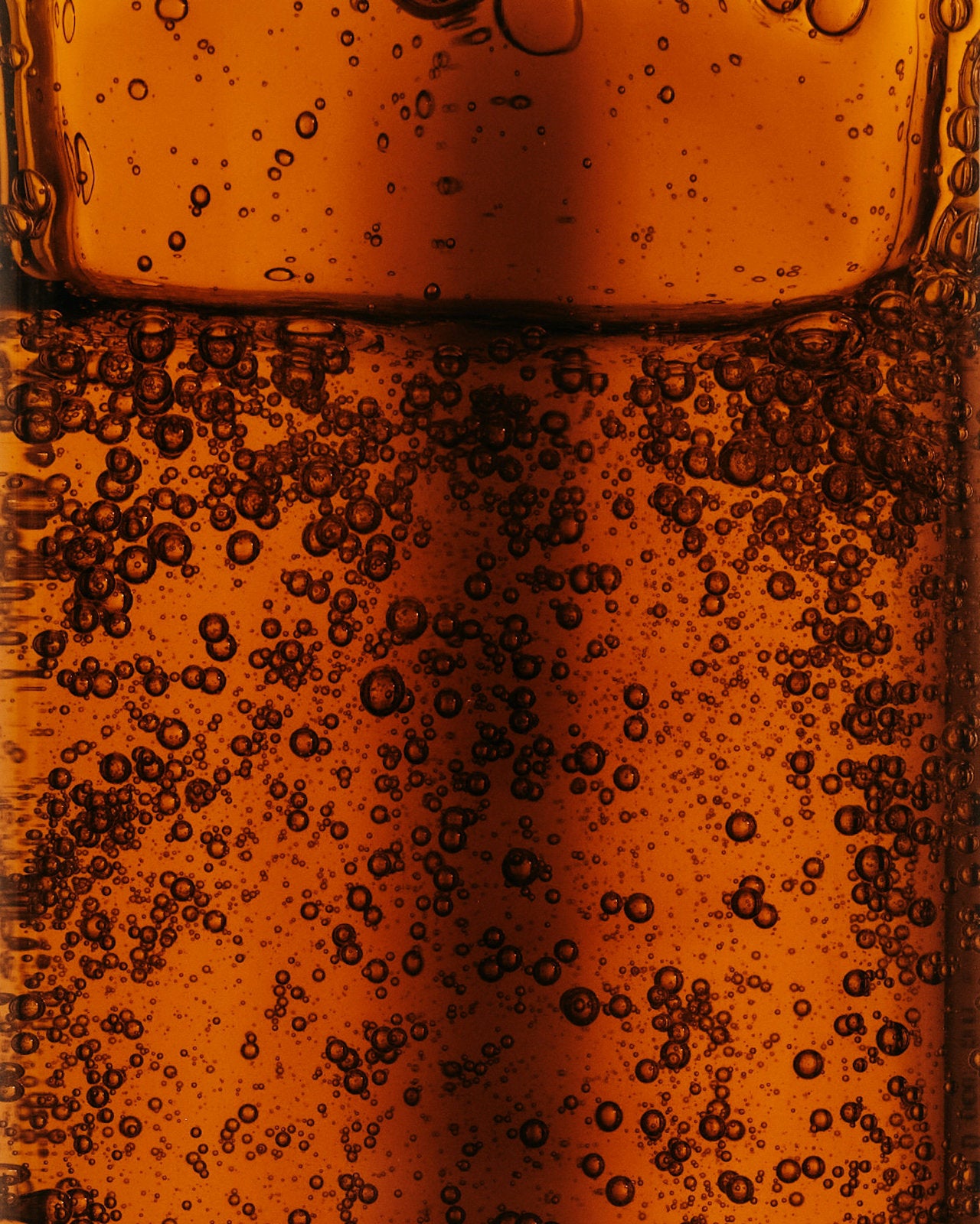 Foto von orangefarbenem Öl mit Luftblasen