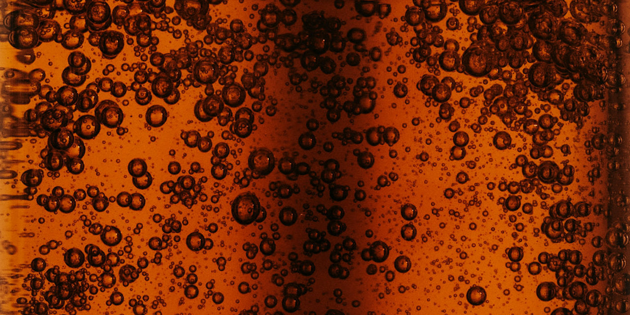 Foto von orangefarbenem Öl mit Luftblasen