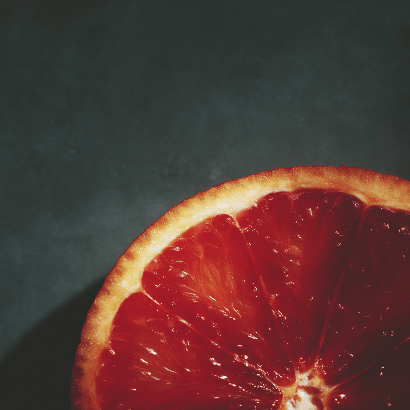 Vitamin B1 Kapseln mit natürlichem Orangenmotiv - Heros Health